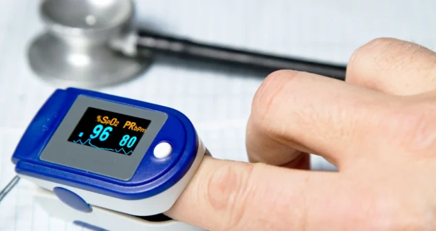 Fingertip pulse oximeter measuring SpO2 and heart rate using optical detection in a wearable medical device.
