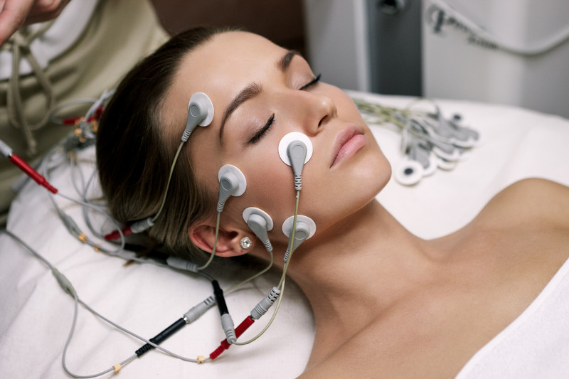 Wearable medical device
Acessibility: Woman on hospital bed with various sensor attached to her head.